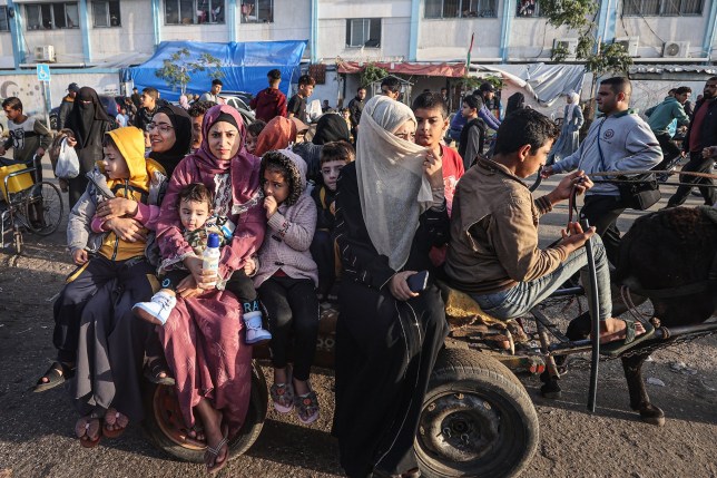 KHAN YUNIS, GAZA - NOVEMBER 24: Thousands of displaced Palestinians go to check on their homes as the 4-day humanitarian pause begins for prisoner exchange and aid in Khan Yunis, Gaza on November 24, 2023. The pause commenced at 7 a.m. local time (0500GMT). (Photo by Mustafa Hassona/Anadolu via Getty Images)